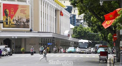 Hình ảnh những lá cờ nhỏ trên tay người dân hòa cùng sắc đỏ phủ kín các tuyến đường tạo nên khung cảnh đặc trưng của Hà Nội trong ngày 2/9.