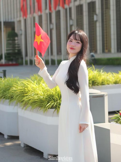 Tại khu vực Lăng Chủ tịch Hồ Chí Minh, người dân từ nhiều địa phương cũng đổ về. Chị Lâm Bảo Thoa, ở Tuyên Quang, đưa gia đình đến Hà Nội dịp này. "Phố phường hôm nay rất khác ngày thường, nơi nơi đều treo cờ Tổ quốc. Tôi muốn đưa con đi chơi và lưu lại vài bức ảnh", chị Thoa nói.