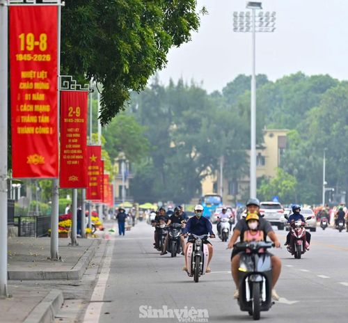 Với nhiều người trẻ, ngày này trở thành dịp đặc biệt để gặp gỡ bạn bè, xuống phố và lưu lại những khoảnh khắc giữa Hà Nội rực sắc cờ, hòa chung không khí cùng người dân Thủ đô Kỷ niệm 81 năm Quốc khánh nước Cộng hòa xã hội chủ nghĩa Việt Nam (2/9/1945 - 2/9/2026).
