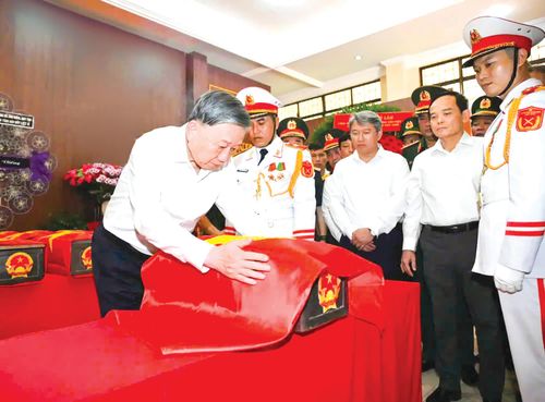 Tổng Bí thư, Chủ tịch nước Tô Lâm thăm khu vực quàn hài cốt liệt sĩ tại Công viên Lê Thị Riêng, phường Hòa Hưng, TPHCM, ngày 17-7-2026. Ảnh: VIỆT DŨNG
