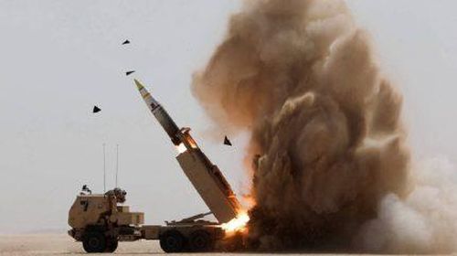 Tên lửa tầm xa HIMARS của Mỹ hướng về các mục tiêu ở Iran. Ảnh: CENTCOM