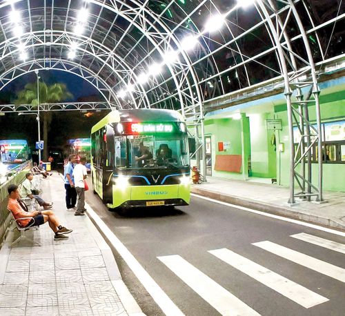  Những chuyến xe buýt miễn phí đầu tiên trong ngày xuất bến từ Bến xe buýt Công viên 23 Tháng 9 lúc 4 giờ 30 ngày 1-7-2026, đánh dấu ngày đầu tiên TPHCM triển khai chính sách xe buýt miễn phí (ẢNH: HOÀNG HÙNG) 