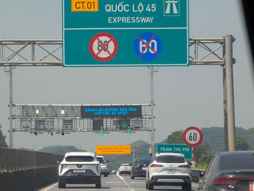  Các phương tiện di chuyển trên tuyến quốc lộ 45. Ảnh: ĐỖ TRUNG 