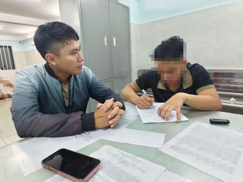  Tổ công tác lập hồ sơ, lấy lời khai ban đầu và bàn giao L. (bên phải, nam thanh niên nói trên) cho Công an phường Sài Gòn tiếp tục xử lý. Đằng sau mỗi vụ việc là sự phối hợp nhịp nhàng giữa lực lượng tuần tra và công an cơ sở. Ảnh: NGUYỄN TÂN 