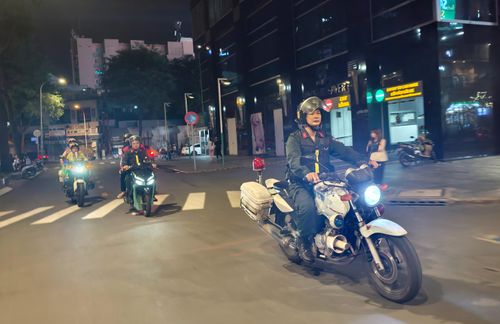  Những ngày lễ, tết là thời điểm người dân nghỉ ngơi, vui chơi nhưng cũng là lúc lực lượng công an phải tăng cường tuần tra, kiểm soát. Với lực lượng 363, bình yên của người dân được đánh đổi bằng những ca trực xuyên đêm. Ảnh: NGUYỄN TÂN 