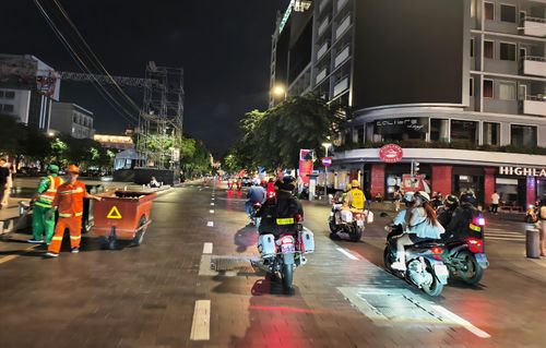  Tám cán bộ, chiến sĩ thuộc nhiều lực lượng gồm công an hình sự, ma túy, giao thông và cảnh sát cơ động cùng phối hợp trong một ca tuần tra. Sự kết hợp này tạo nên sức mạnh của “quả đấm thép” 363, Công an TPHCM. Ảnh: NGUYỄN TÂN 