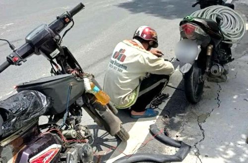  Đội hình vá xe lưu động của Đoàn Thanh niên - Hội LHTN Việt Nam xã An Thới Đông tích cực hoạt động trong ngày 2-9. Ảnh: SONG MAI 