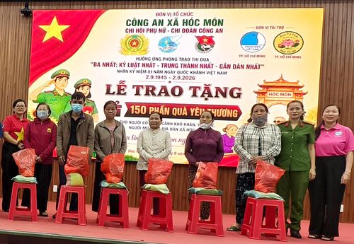  Công an xã Hóc Môn phối hợp trao tặng 150 phần quà đến người dân gặp khó khăn trong chương trình “Ấm lòng dân, trọn nghĩa tình”. Ảnh: NGUYỄN TÂN 