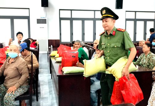  Mỗi phần quà tuy nhỏ nhưng thể hiện sự quan tâm của lực lượng công an địa phương. Ảnh: NGUYỄN TÂN 