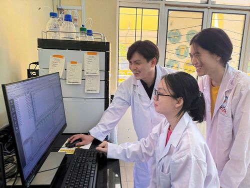 TS Mai Ngọc Xuân Đạt, nghiên cứu viên Viện Công nghệ Vật liệu tiên tiến, ĐHQG TPHCM trao đổi kết quả thí nghiệm với sinh viên