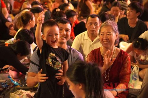  Cả gia đình cùng chờ đón pháo hoa. Ảnh: TAM NGUYÊN - THANH QUANG 