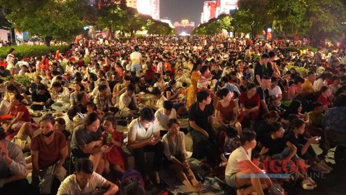 Hàng ngàn người dân TPHCM tập trung tại Công viên bờ sông Sài Gòn, phường An Khánh, TPHCM, chờ xem pháo hoa mừng Quốc khánh 2-9. Ảnh: TAM NGUYÊN - THANH QUANG 