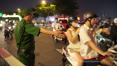  Lực lượng chức năng giữ gìn an ninh trật tự tại điểm bắn pháo hoa tại Công viên bờ sông Sài Gòn, phường An Khánh, TPHCM. Ảnh: TAM NGUYÊN - THANH QUANG 