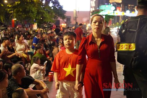  Hòa chung không khí hân hoan, cùng chờ thời khắc pháo hoa rực rỡ chào mừng Kỷ niệm 81 năm Quốc khánh nước Cộng hòa xã hội chủ nghĩa Việt Nam. Ảnh: TAM NGUYÊN - THANH QUANG 