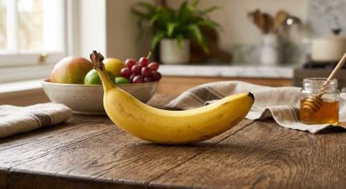 Bên cạnh trứng, chuối là loại quả tiện lợi cho một bữa sáng nhanh gọn. Chuối cung cấp carbohydrate, chất xơ và nhiều vi chất, đồng thời có vị ngọt tự nhiên. Có thể ăn một quả chuối vừa chín cùng sữa chua không đường hoặc yến mạch, thay cho các món ăn sáng nhiều đường. Ảnh minh hoạ AI