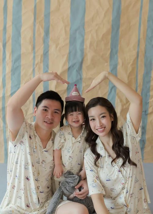 Sau 10 năm kể từ ngày đăng quang, cuộc sống của Đỗ Mỹ Linh đã có nhiều thay đổi. Cô kết hôn với doanh nhân Đỗ Vinh Quang và hiện có hai con. Nàng hậu dành nhiều thời gian hơn cho gia đình nhỏ thay vì thường xuyên xuất hiện trong các hoạt động giải trí. Ảnh: FB Đỗ Mỹ Linh