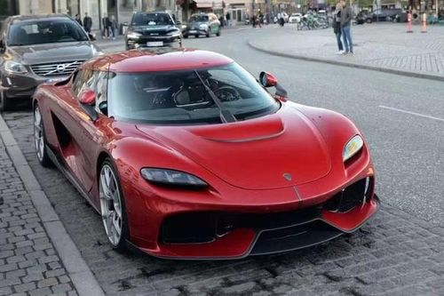 Ngoài ra, xe còn được trang bị bộ pin 850V với dung lượng 14 kWh. Koenigsegg Gemera có tốc độ tối đa theo công bố là 400 km/h và khả năng tăng tốc 0-100 km/h trong 1,9 giây. Tốc độ tối đa khi vận hành ở chế độ thuần điện là 300 km/h.