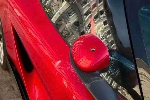 Có thể thấy một nửa kính chắn gió phía người lái đã bị phá hủy. Do đây là mẫu siêu xe Koenigsegg sản xuất giới hạn với chỉ 300 chiếc được chế tạo và với giá khởi điểm rơi vào khoảng 3 triệu USD (tương đương khoảng hơn 80 tỷ đồng), chưa bao gồm các tùy chọn và thuế.