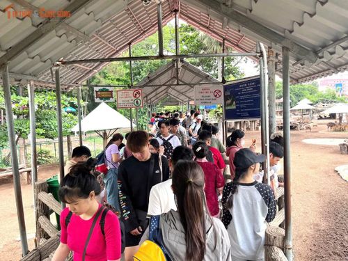 Dòng người chen chân trong Thảo Cầm Sài Gòn ngày 2/9.