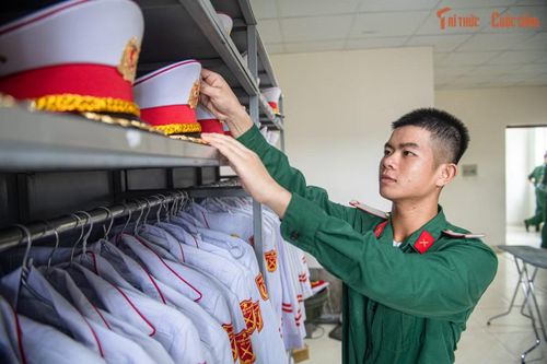 Việc luyện tập thực địa được thực hiện sau khi chiến sĩ thành thạo các động tác cơ bản, nhằm rèn khả năng hiệp đồng để đội hình đạt yêu cầu đúng, đều, mạnh và trang nghiêm. Yêu cầu trên sân tập vì thế cao hơn nhiều so với thời gian một ca gác thực tế.