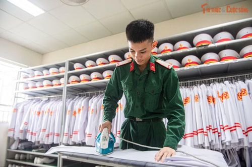 Những người được lựa chọn tiếp tục trải qua quá trình huấn luyện cả ban ngày lẫn ban đêm, trong nhiều điều kiện thời tiết để sát với thực tế làm nhiệm vụ. Bên cạnh các nội dung chuyên môn, chiến sĩ còn rèn luyện thể lực để tăng sức bền.