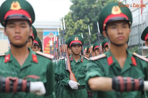 Những ngày đầu luyện tập là thử thách khá lớn đối với các chiến sĩ vì phải đứng nghiêm trong 30 phút, rồi nâng lên 1 giờ, 2 giờ, cuối cùng là 3 giờ.