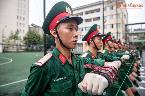 Động tác tưởng đơn giản nhưng để cả đội hình thực hiện đều, đẹp, mỗi chiến sĩ phải tập luyện trong thời gian dài. Khi ke chân, chiến sĩ đứng vững bằng một chân, chân còn lại đưa lên cách mặt đất khoảng 30cm; từ mũi bàn chân đến ống chân phải tạo thành đường thẳng, bàn chân giữ song song với mặt đất.