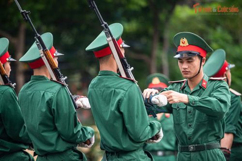 Mỗi năm, Bộ Tư lệnh Lăng Chủ tịch Hồ Chí Minh tuyển chọn khoảng 230-240 chiến sĩ mới. Trong số này, khoảng 90 người được lựa chọn để đào tạo, huấn luyện làm tiêu binh. Các chiến sĩ trải qua ba tháng huấn luyện tân binh tại Khu di tích K9 trước khi được đưa về Đoàn 275 tiếp tục huấn luyện theo yêu cầu nhiệm vụ.