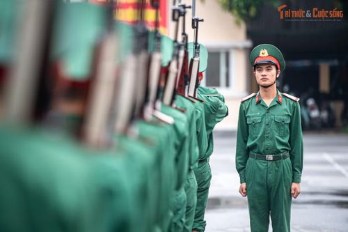 “Trong quá trình huấn luyện, rèn luyện, đơn vị tiếp tục sàng lọc. Những đồng chí thực sự không bảo đảm yêu cầu cũng không thể tiếp tục thực hiện nhiệm vụ tại Đội Tiêu binh danh dự”, Đại úy Nguyễn Văn Tùng cho biết.