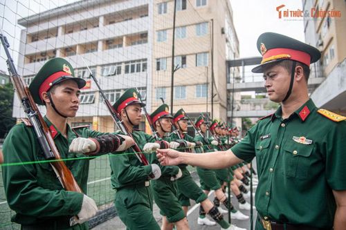 Buổi tập luyện hôm ấy, các chiến sĩ tập luyện dưới sự chỉ huy của Đại úy Nguyễn Văn Tùng, Phó Đội trưởng Đội tiêu binh danh dự, Đoàn 275, Bộ Tư lệnh Lăng Chủ tịch Hồ Chí Minh. Những chiến sĩ đội hình luyện tập còn rất trẻ, có chiều cao tương đương như nhau và tất cả đều nghiêm túc trong từng động tác theo tiếng hô của người chỉ huy.