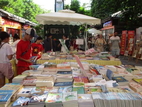 Các gian hàng tại hội sách mang đến cho công chúng nhiều sự lựa chọn đa dạng từ những cuốn sách lịch sử văn học dân tộc cho đến sách giáo dục kỹ năng sống khoa học công nghệ và vô số đầu sách thiếu nhi hấp dẫn. (Ảnh: Bảo Châu)