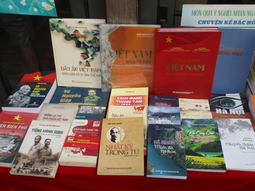 Những đầu sách được trưng bày bên ngoài các hiệu sách bên trong tuyến phố nhân dịp kỷ niệm Quốc Khánh. (Ảnh: Bảo Châu)