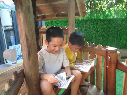 Hội sách cũng mang đến không gian vui chơi mát mẻ, thoáng đãng, tạo điều kiện thuận lợi cho các em nhỏ thoải mái ngồi đọc sách và tham gia các hoạt động cùng nhau trong kỳ nghỉ lễ Quốc khánh. (Ảnh: Bảo Châu)