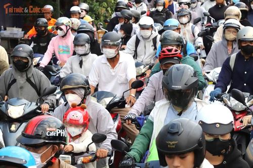 Trẻ em theo cha mẹ trở lại TP HCM mệt mỏi sau chặng đường dài.