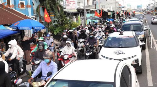 Theo ghi nhận lúc 15h, dòng người và xe cộ theo hướng từ Đồng Nai đi TP HCM nhích từng chút một trong bầu không khí ngột ngạt.