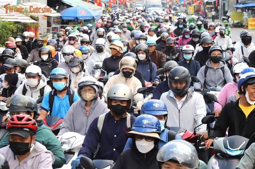 Chiều 2/9, hàng nghìn người dân trở lại TP HCM làm việc, học tập sau kì nghỉ Tết độc lập khiến nhiều tuyến đường cửa ngõ rơi vào cảnh ùn tắc. Tại khu vực phà Cát Lái nối TP Đồng Nai với TP HCM, tình trạng ùn ứ kéo dài 2km trên đường Lý Thái Tổ thuộc xã Đại Phước, TP Đồng Nai.