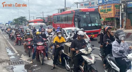 Trái ngược với khu vực phà Cát Lái, tại cửa ngõ phía Tây đường Lê Khả Phiêu (Quốc lộ 1 cũ, phường Bình Chánh), người dân trở lại thành phố đông nhưng không xảy ra kẹt xe.