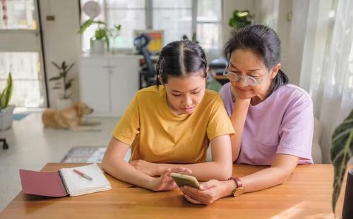 Việc kiểm tra điện thoại có thể xuất phát từ mong muốn bảo vệ con, nhưng nếu thiếu giới hạn, sự quan tâm dễ trở thành cảm giác bị kiểm soát.