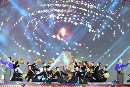 Tiết mục văn nghệ tại đêm hội “Mộc Châu - Tiếng gọi mùa yêu”.