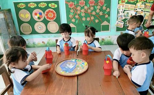 Trẻ hào hứng trong giờ học tạo hình tại Trường Mầm non Tân Minh (Ninh Bình).