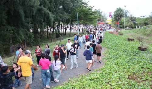 Du khách đến Khu Du lịch Khai Long.