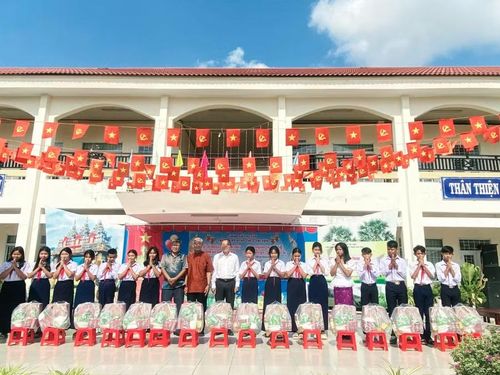 Trường Phổ thông Dân tộc nội trú THCS Tri Tôn (xã Tri Tôn, tỉnh An Giang).