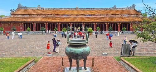 Thế Miếu và Cửu Đỉnh tại Đại Nội thu hút nhiều du khách.