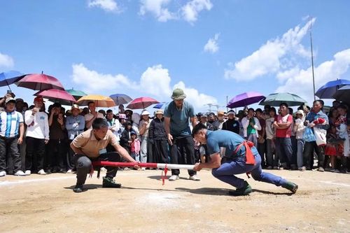 Người dân tham gia trò chơi đẩy gậy.
