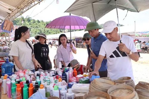 Các du khách đến chợ phiên biên giới Lóng Sập mua hàng hoá.