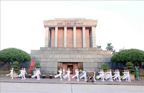 Sau khi hoàn thành Lễ Thượng cờ, đội tiêu binh duyệt binh qua Lăng Chủ tịch Hồ Chí Minh. (Nguồn: TTXVN)