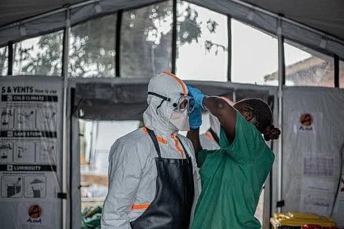 Nhân viên y tế mặc đồ bảo hộ trước khi vào Trung tâm Điều trị Ebola Rwampara ở Bunia, tỉnh Ituri, Cộng hòa Dân chủ Congo, ngày 13/7. (Nguồn: Getty Images)