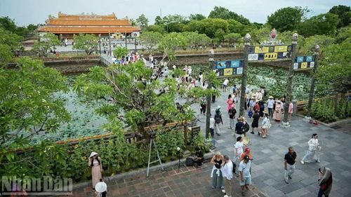 Đại nội Huế đón đông đảo người dân, du khách đến tham quan, trải nghiệm. (Nguồn: Báo Nhân dân)