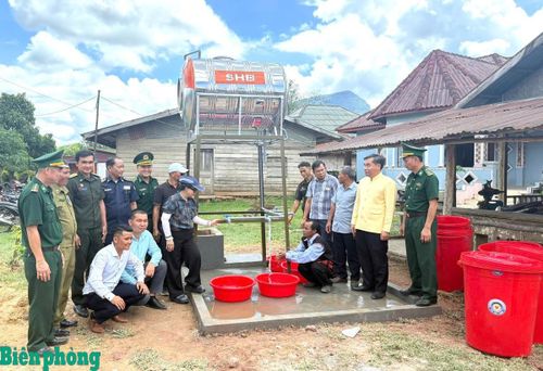 Đồn Biên phòng cửa khẩu quốc tế La Lay và các nhà thiện nguyện trao tặng giếng nước cho bà con bản La Lay A Sói (Lào). Ảnh: Trúc Hà