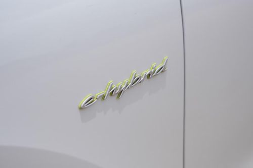 Logo E-Hybrid trên mẫu SUV thể thao hạng sang - Ảnh: Đức Bình